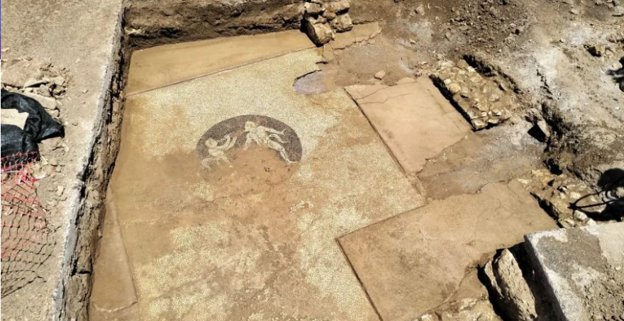 Εντυπωσιακό αρχαιολογικό εύρημα στην Ερέτρια: Αποκαλύφθηκε ψηφιδωτό δάπεδο ενώ τοποθετούσαν αγωγό ύδρευσης