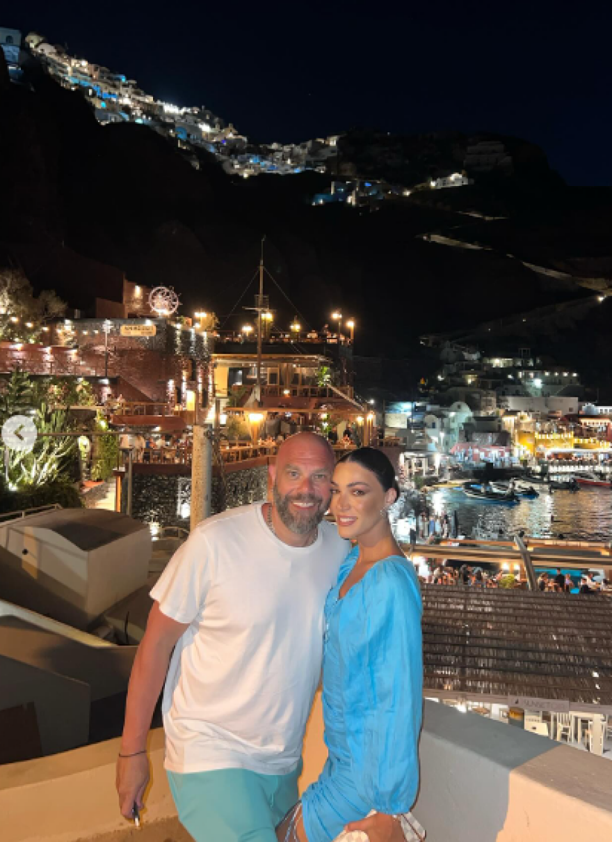 Ήβη Αδάμου: Διασκέδασε στη Σαντορίνη με γαλάζιο μίνι φόρεμα