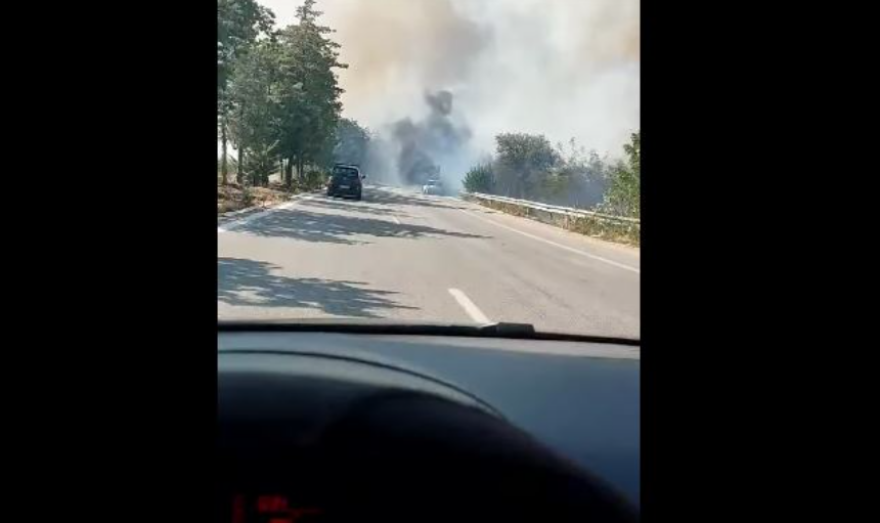 Πυρκαγιά σε αυτοκίνητο κοντά στους Ευζώνους - Παραμένει κλειστή η Εθνική και στα δύο ρεύματα