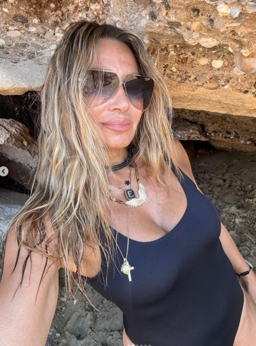 Ελένη Πετρουλάκη: Ποζάρει χωρίς φίλτρα - Αυτή είμαι στα 53 μου και δεν με νοιάζει να αρέσω σε όλους, γράφει