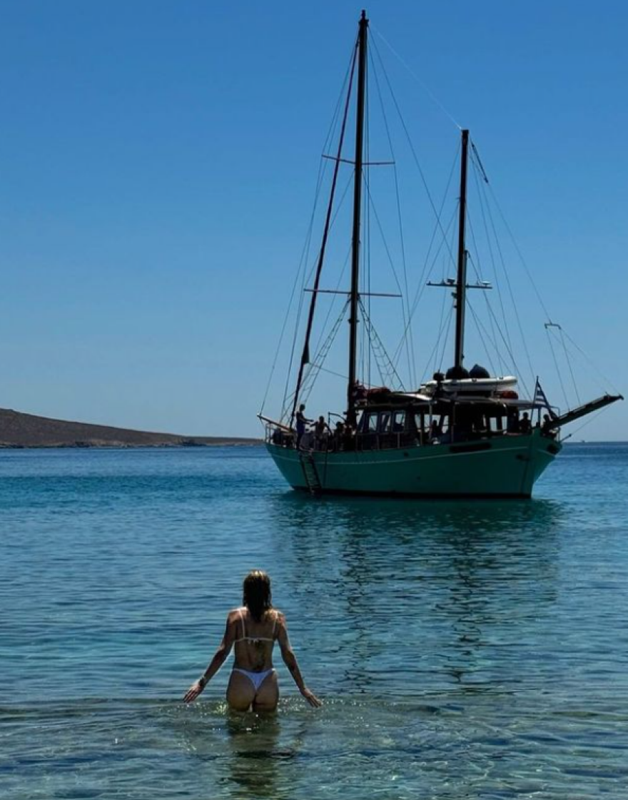 Κιάρα Φεράνι: Από τη Μύκονο στην Πάρο - Εθεάθη σε εστιατόριο της Νάουσας