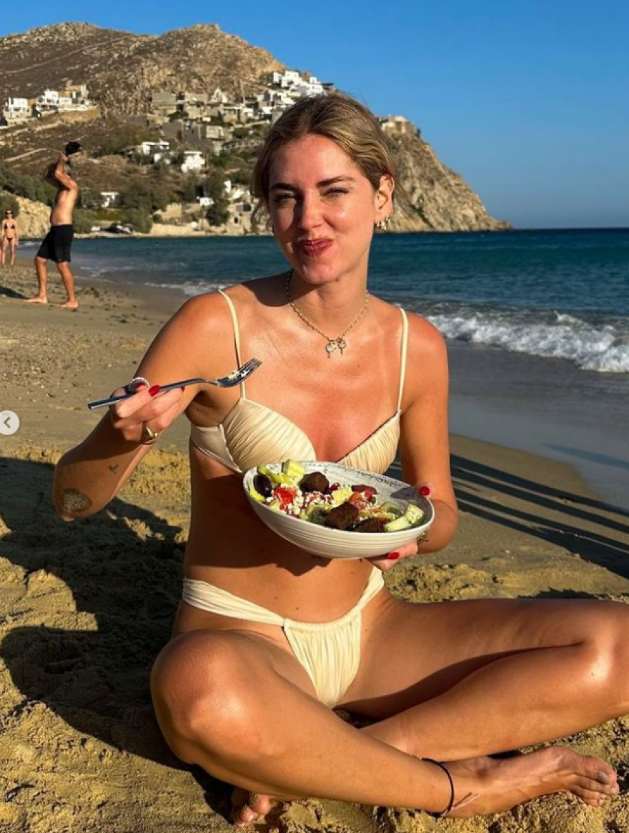 Κιάρα Φεράνι: Από τη Μύκονο στην Πάρο - Εθεάθη σε εστιατόριο της Νάουσας