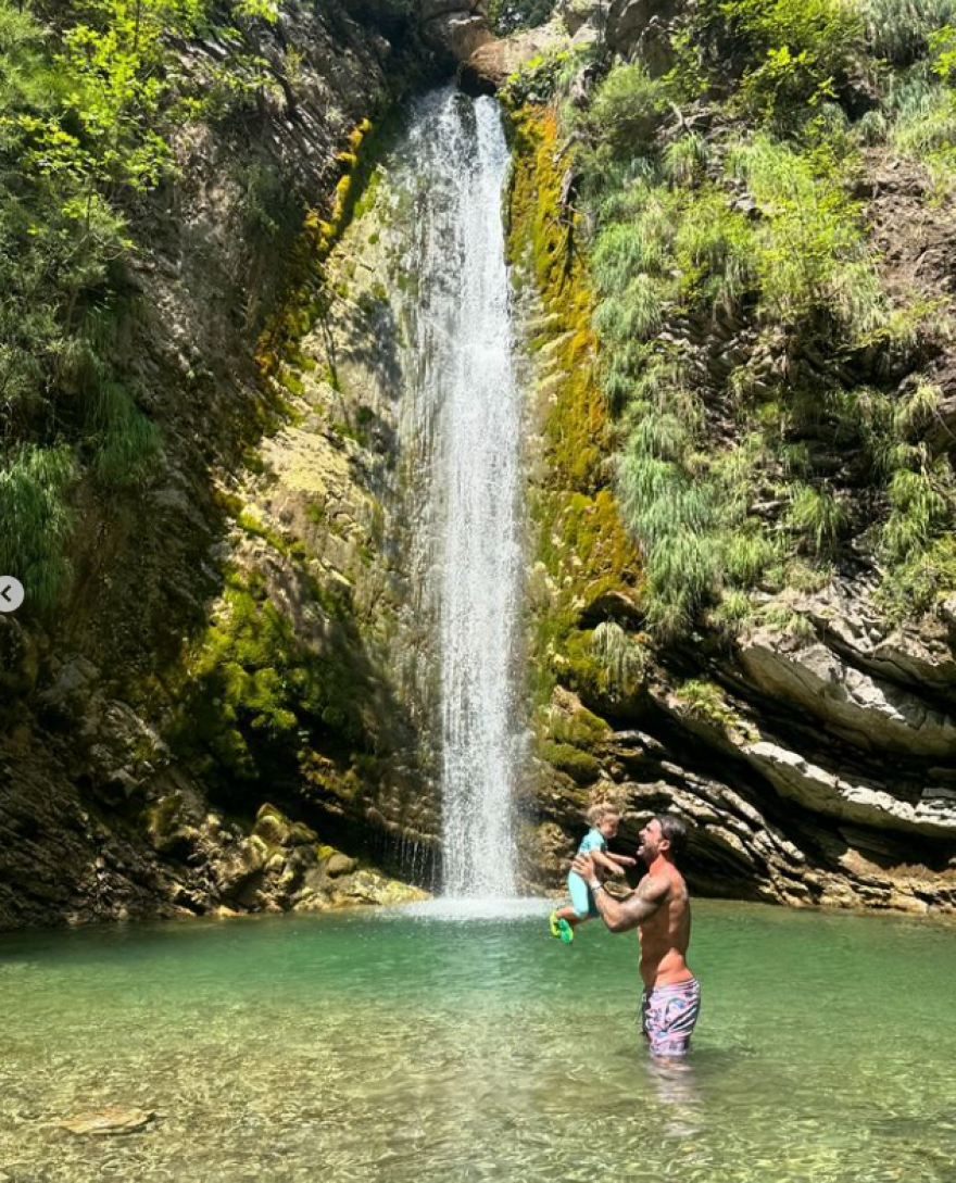 Δημήτρης Αλεξάνδρου: Πήγε στους καταρράκτες με τον γιο του όσο η Ιωάννα Τούνη διασκεδάζει στη Μύκονο