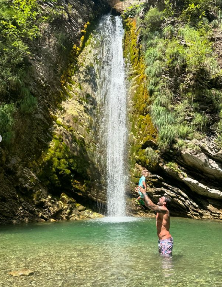 Δημήτρης Αλεξάνδρου: Πήγε στους καταρράκτες με τον γιο του όσο η Ιωάννα Τούνη διασκεδάζει στη Μύκονο