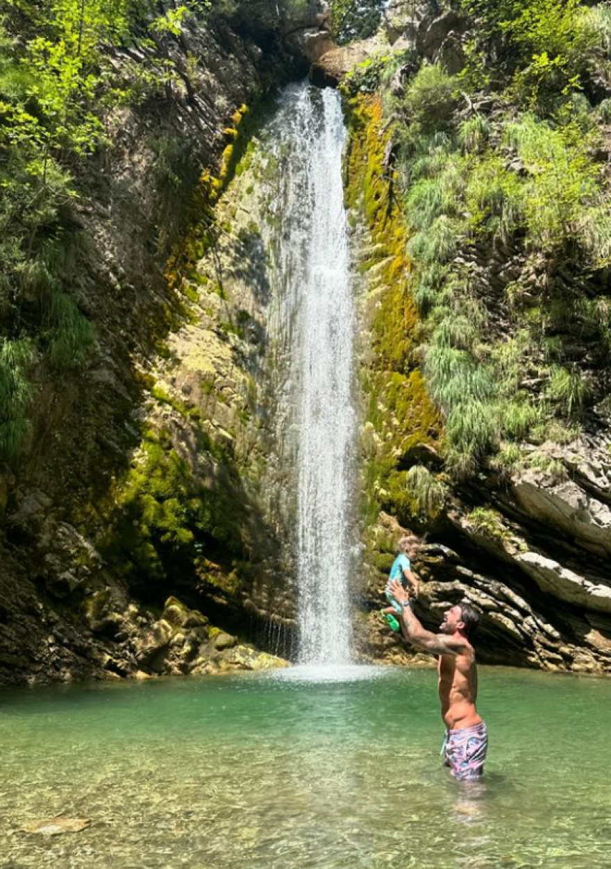 Δημήτρης Αλεξάνδρου: Πήγε στους καταρράκτες με τον γιο του όσο η Ιωάννα Τούνη διασκεδάζει στη Μύκονο