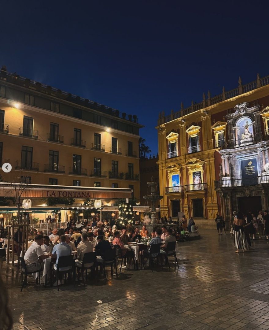 Δανάη Μπάρκα: Απολαμβάνει τη θέα στη Μάλαγα από ένα μπαλκόνι