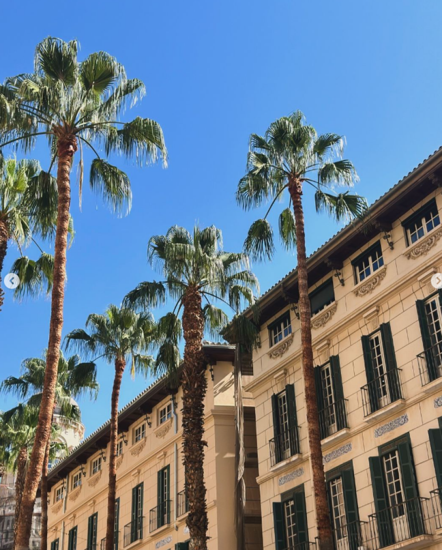 Δανάη Μπάρκα: Απολαμβάνει τη θέα στη Μάλαγα από ένα μπαλκόνι