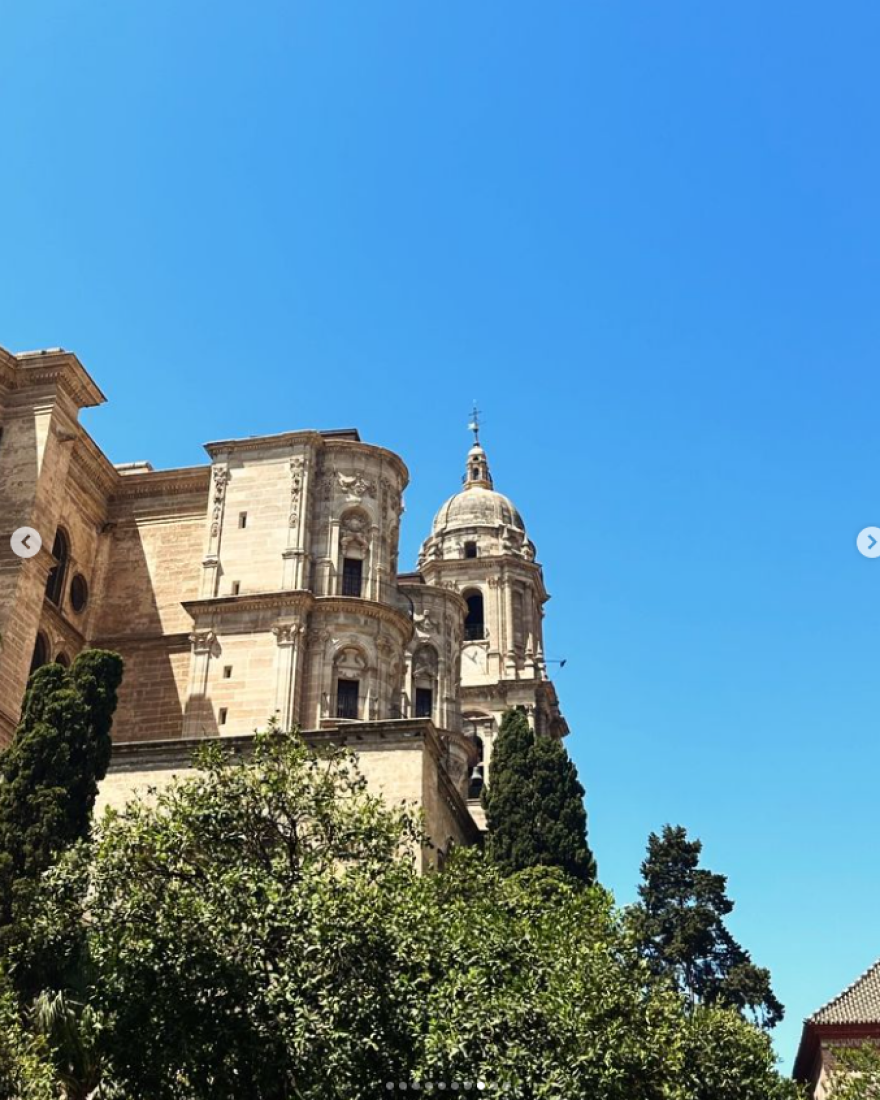 Δανάη Μπάρκα: Απολαμβάνει τη θέα στη Μάλαγα από ένα μπαλκόνι