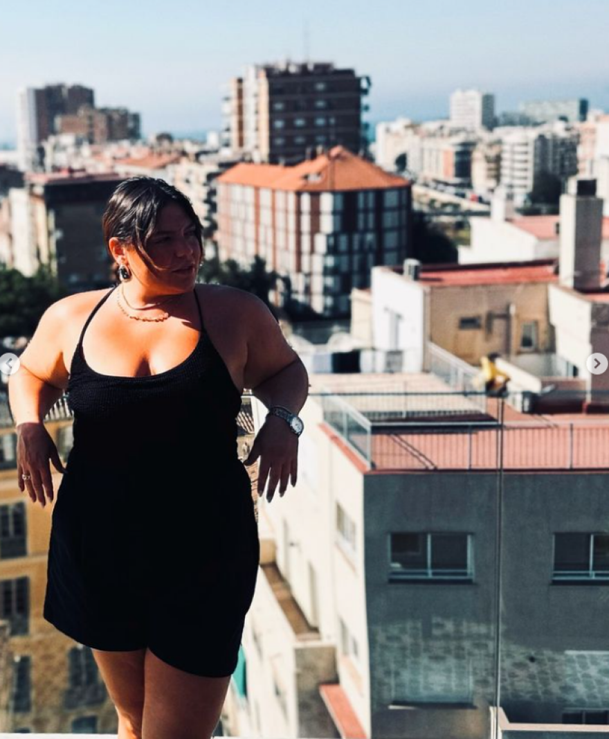 Δανάη Μπάρκα: Απολαμβάνει τη θέα στη Μάλαγα από ένα μπαλκόνι