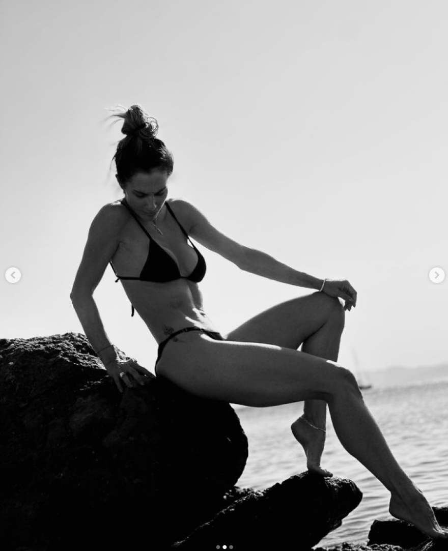 Ντορέττα Παπαδημητρίου: Φωτογραφίζεται με μαύρο μπικίνι στα βράχια