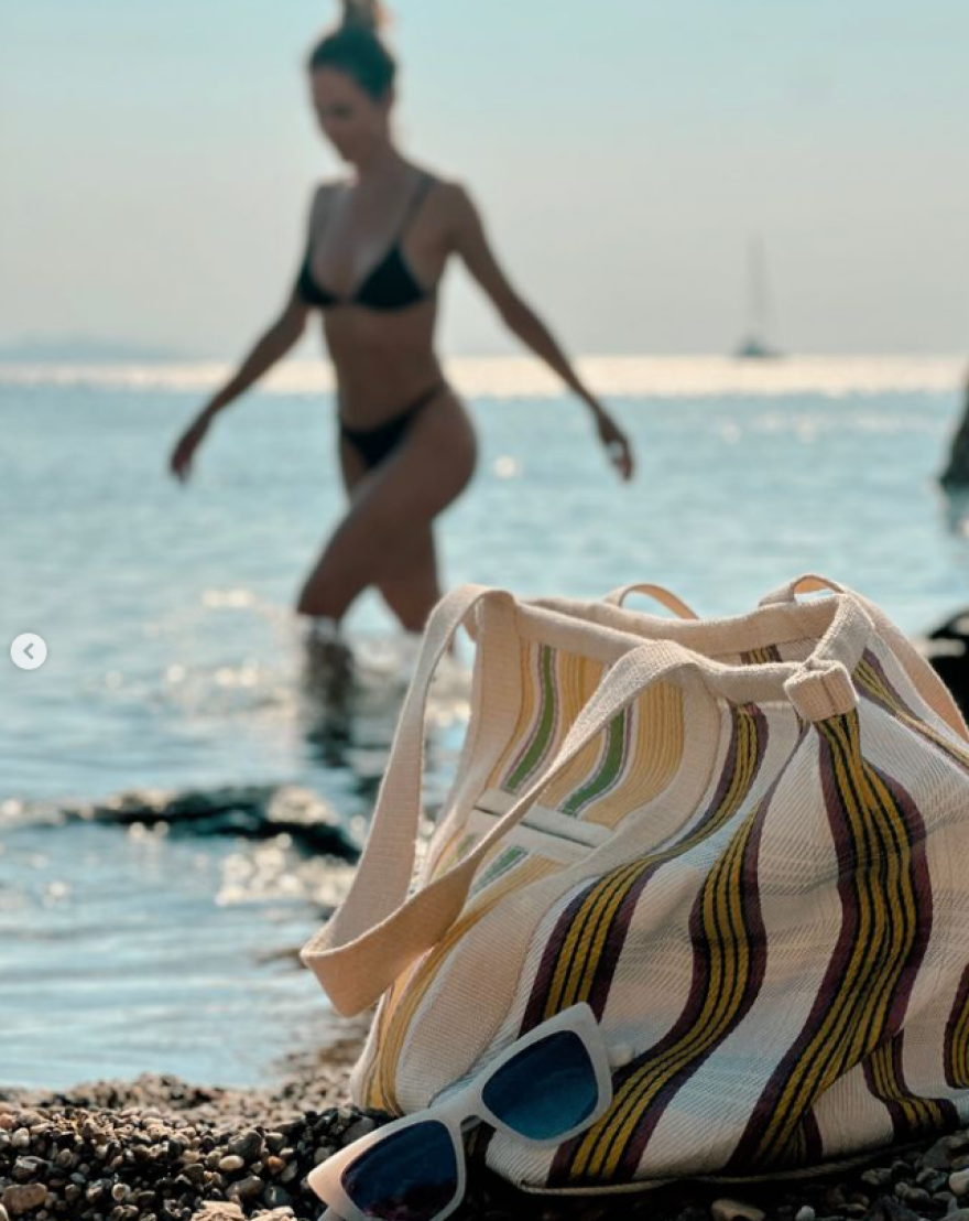 Ντορέττα Παπαδημητρίου: Φωτογραφίζεται με μαύρο μπικίνι στα βράχια