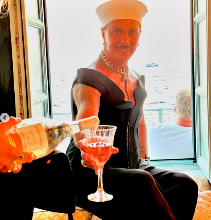 Λάκης Γαβαλάς από τη Μύκονο: Θέλω να γίνω καλύτερος άνθρωπος, πιο ήρεμος και πιο μορφωμένος