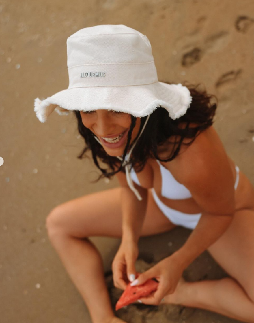 Χριστίνα Μπόμπα: Με λευκό μπικίνι στην παραλία λίγο πριν το τέλος των διακοπών της