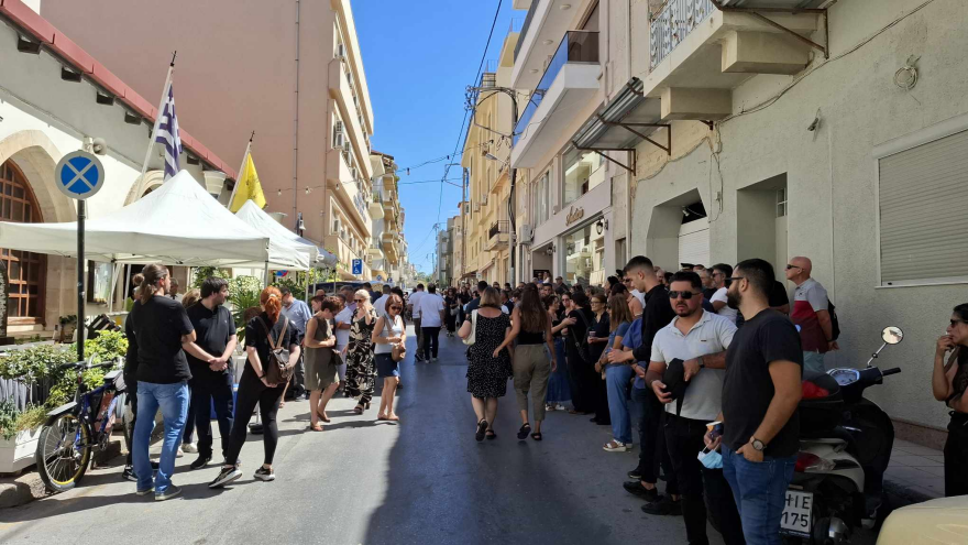 Κρήτη: Σπαραγμός στην κηδεία του 32χρονου πυροσβέστη που σκοτώθηκε σε φαράγγι στο Ηράκλειο