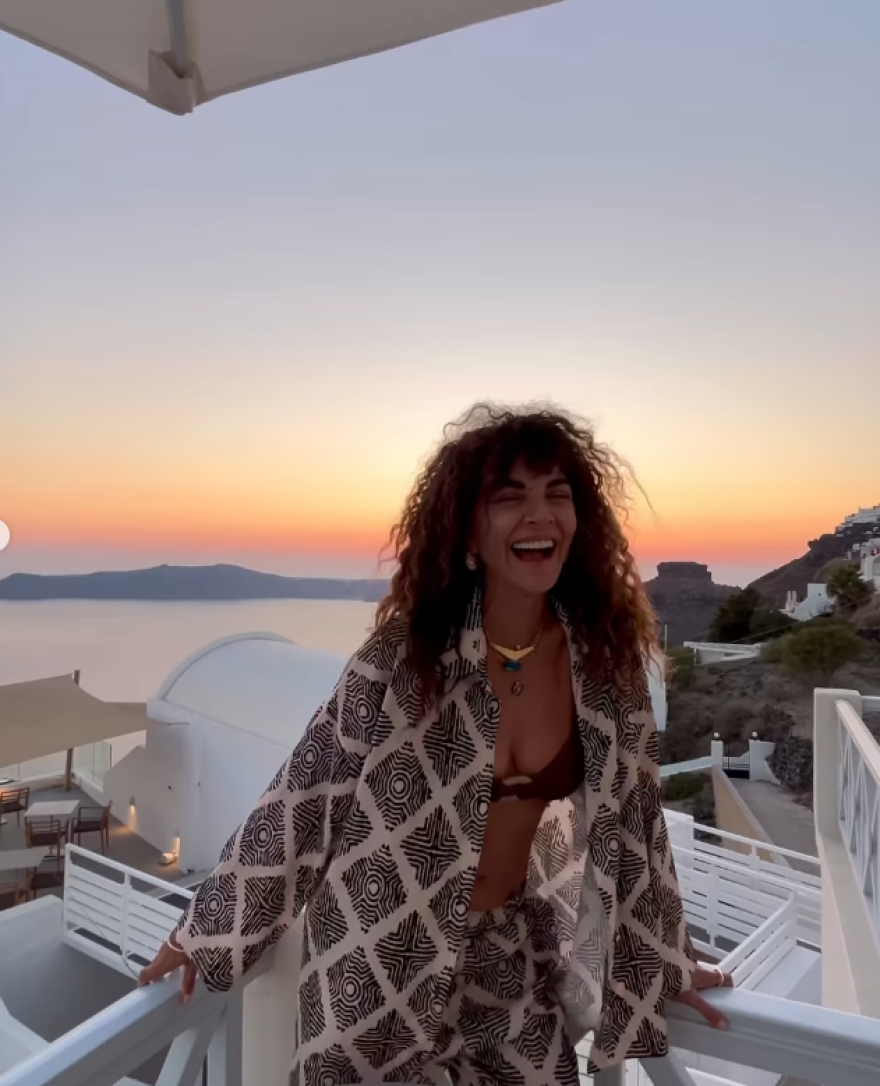 Μαρία Σολωμού από το ηλιοβασίλεμα της Σαντορίνης: Αφήστε με για πάντα εδώ