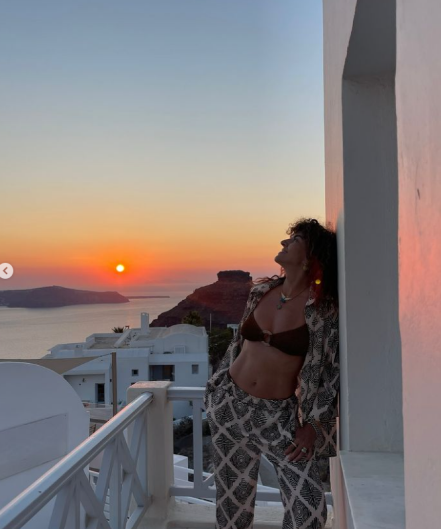 Μαρία Σολωμού από το ηλιοβασίλεμα της Σαντορίνης: Αφήστε με για πάντα εδώ