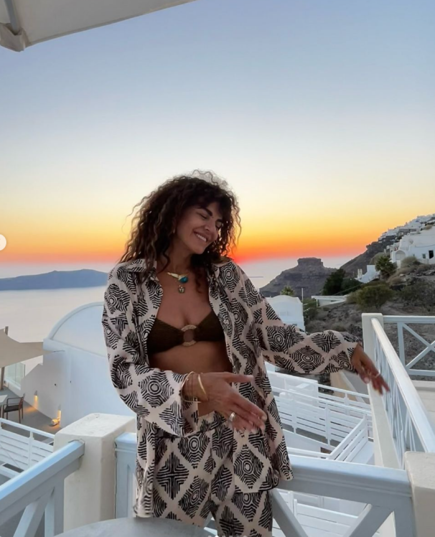 Μαρία Σολωμού από το ηλιοβασίλεμα της Σαντορίνης: Αφήστε με για πάντα εδώ