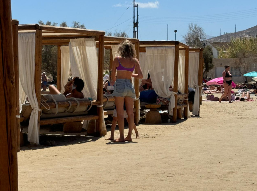 Κιάρα Φεράνι: Φωτογραφίες και βίντεο από την επίσκεψή της στην παραλία Μοναστήρι της Πάρου