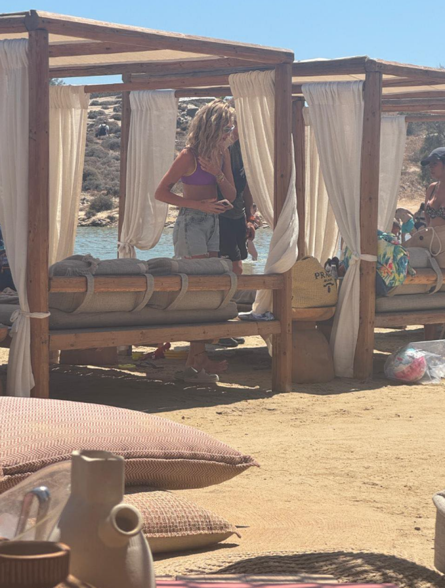 Κιάρα Φεράνι: Φωτογραφίες και βίντεο από την επίσκεψή της στην παραλία Μοναστήρι της Πάρου