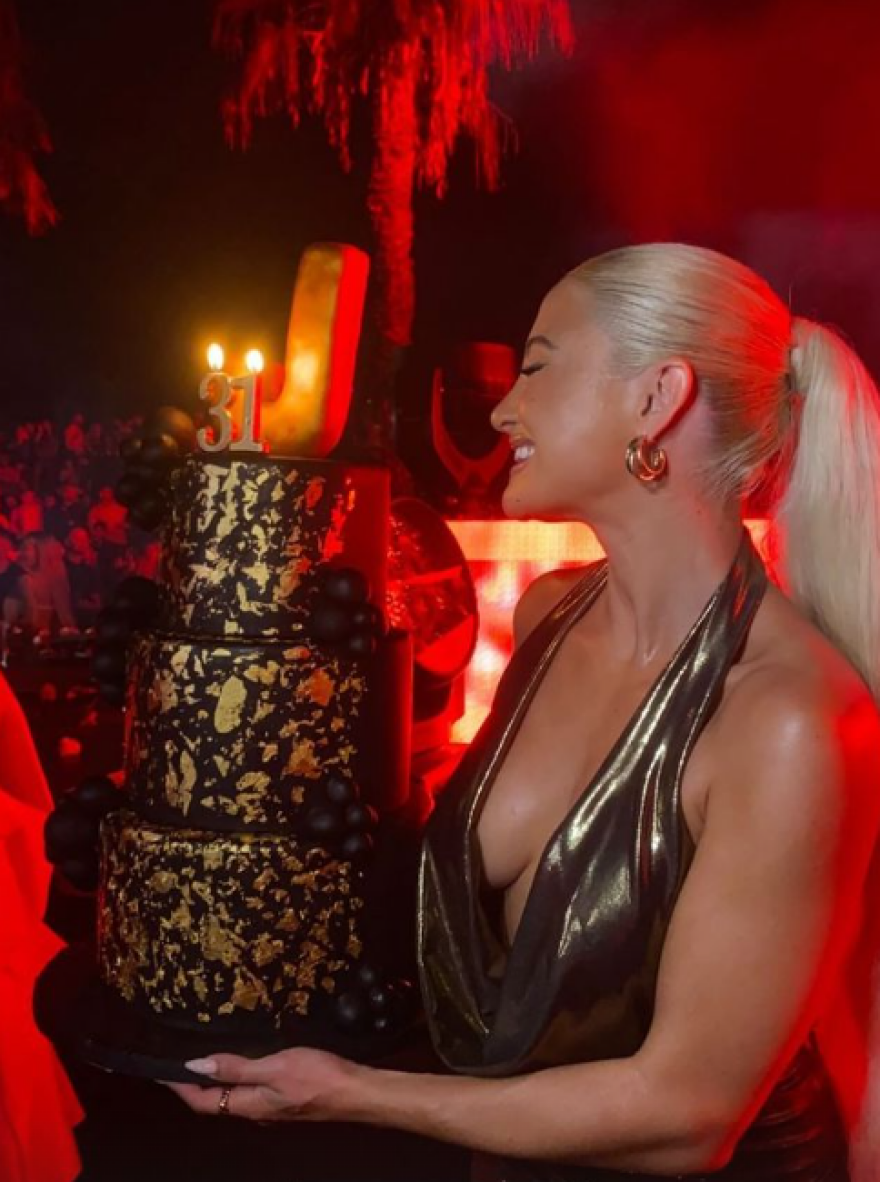 Ιωάννα Τούνη: Έγινε 31 - Η εντυπωσιακή τούρτα και το πάρτι γενεθλίων στον Βέρτη