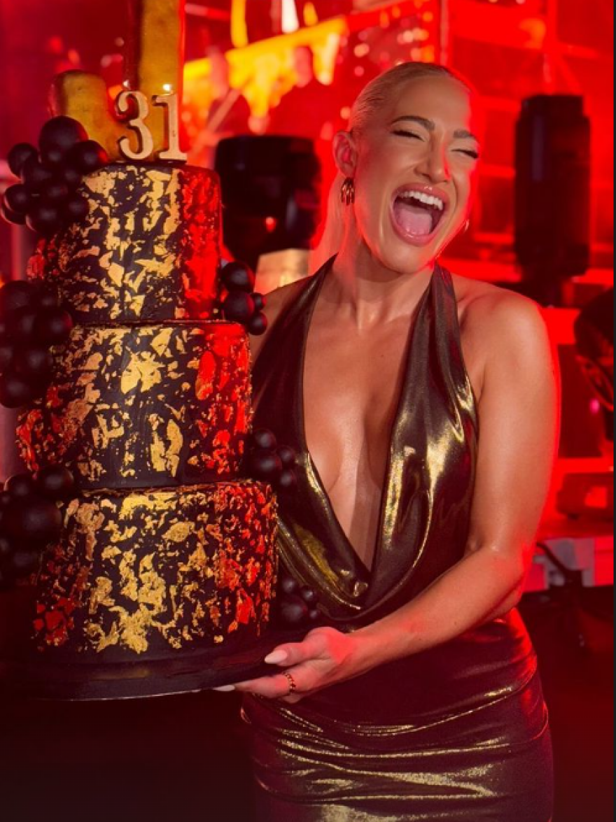 Ιωάννα Τούνη: Έγινε 31 - Η εντυπωσιακή τούρτα και το πάρτι γενεθλίων στον Βέρτη