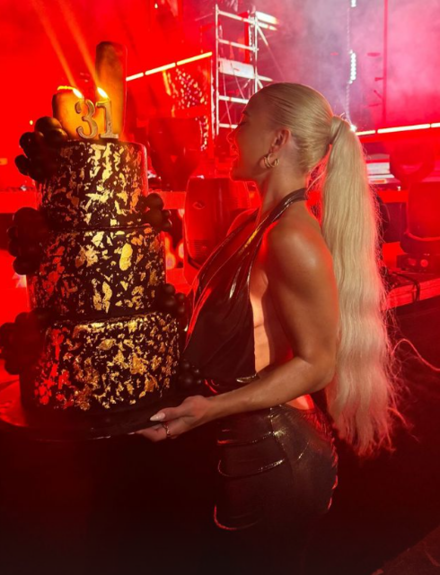 Ιωάννα Τούνη: Έγινε 31 - Η εντυπωσιακή τούρτα και το πάρτι γενεθλίων στον Βέρτη