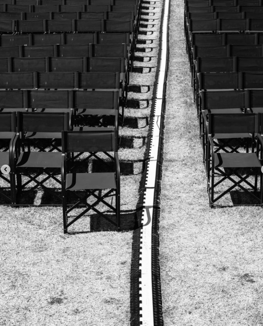 Νίκος Αλιάγας: Φωτογραφίζεται ανάμεσα σε κλαδιά ελιάς στη Χαλκιδική