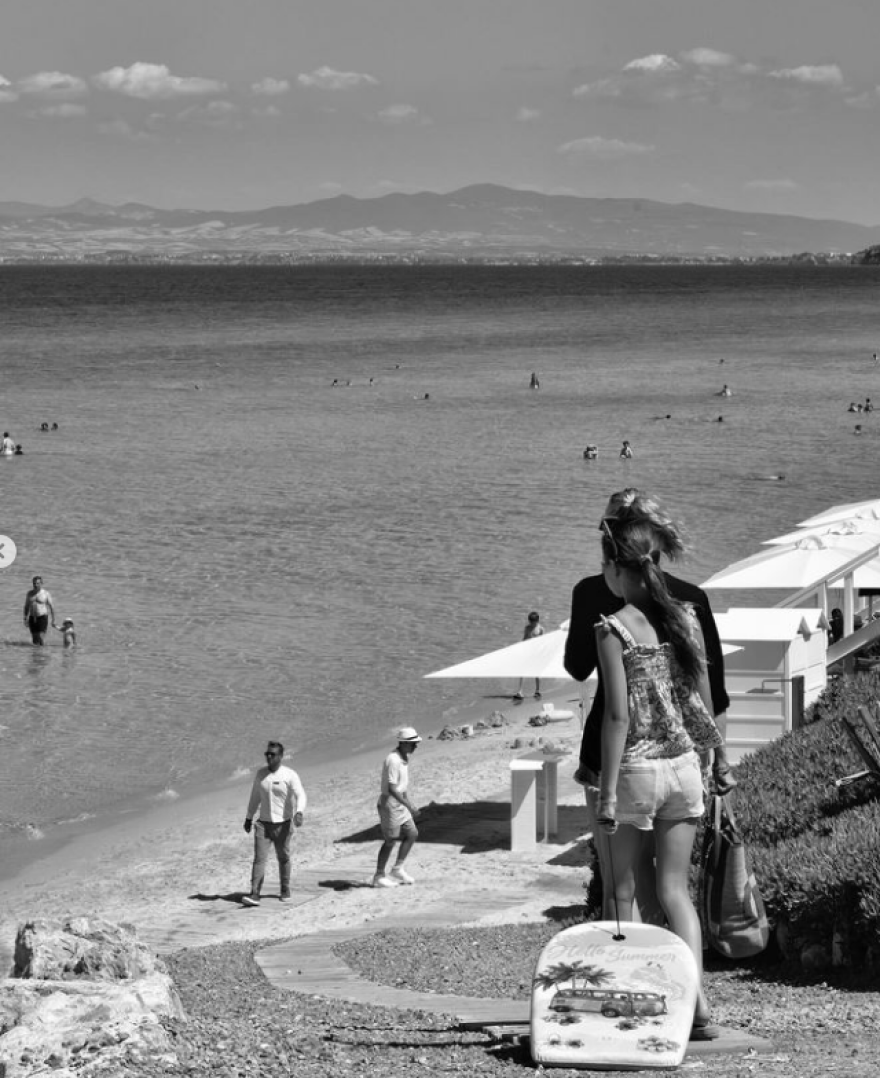 Νίκος Αλιάγας: Φωτογραφίζεται ανάμεσα σε κλαδιά ελιάς στη Χαλκιδική