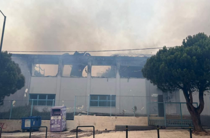 Φωτιά στην Αττική: Κάηκε ολοσχερώς το κλειστό της Νέας Πεντέλης - Δείτε βίντεο