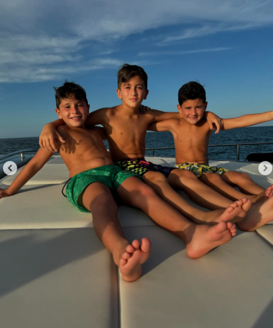 Λιονέλ Μέσι - Αντονέλα Ροκούζο: Οι διακοπές με τα παιδιά τους σε σκάφος