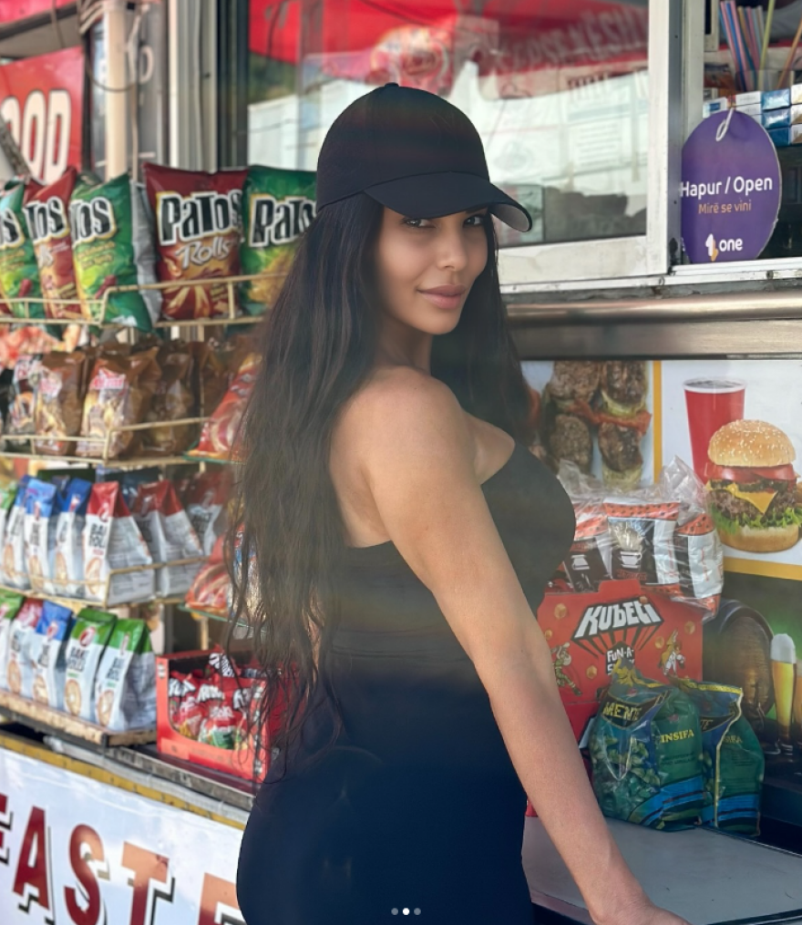 Κέλλυ Κελεκίδου: Κάνει ωτοστόπ στα σύνορα Ελλάδας - Αλβανίας