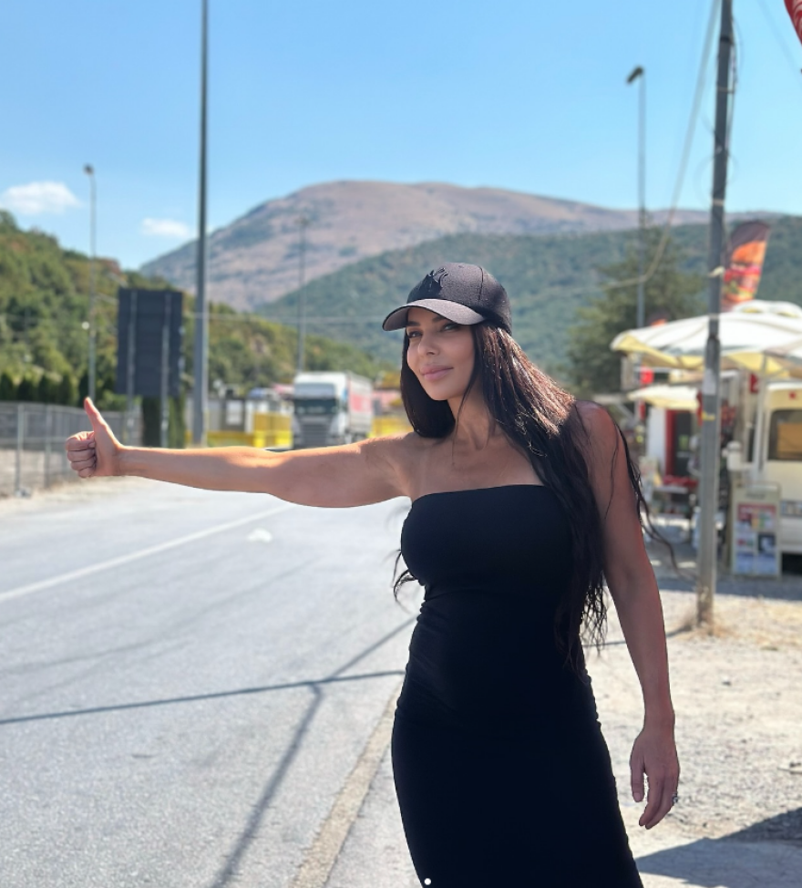 Κέλλυ Κελεκίδου: Κάνει ωτοστόπ στα σύνορα Ελλάδας - Αλβανίας