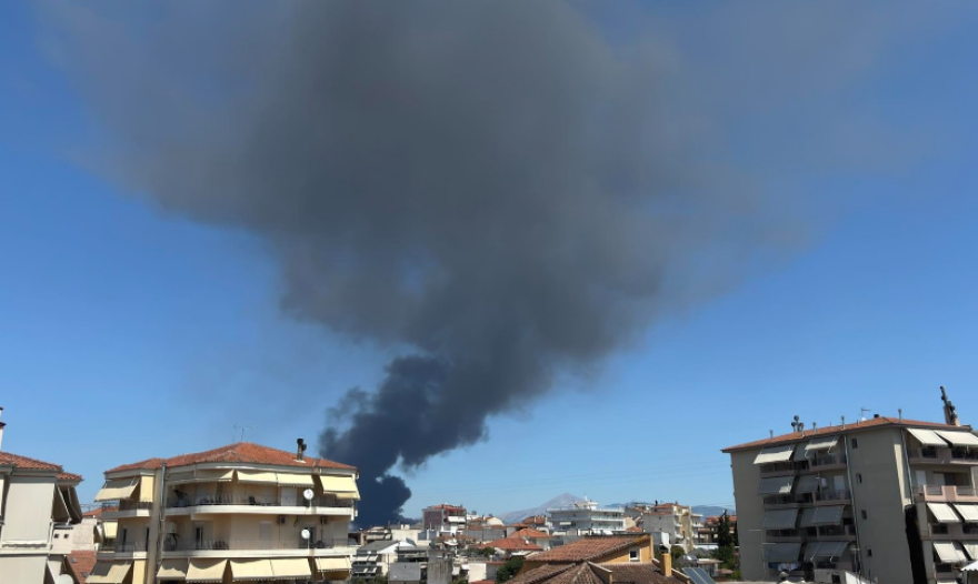 Βίντεο: Αγροτική έκταση και χώρο επιχείρησης καίει φωτιά στο Ομορφοχώρι Λάρισας - Μήνυμα από το 112