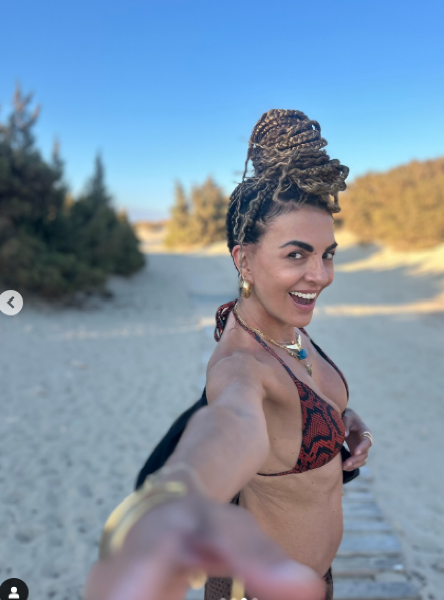 Μαρία Σολωμού: Γιορτάζει τον Δεκαπενταύγουστο στην Ελαφόνησο 