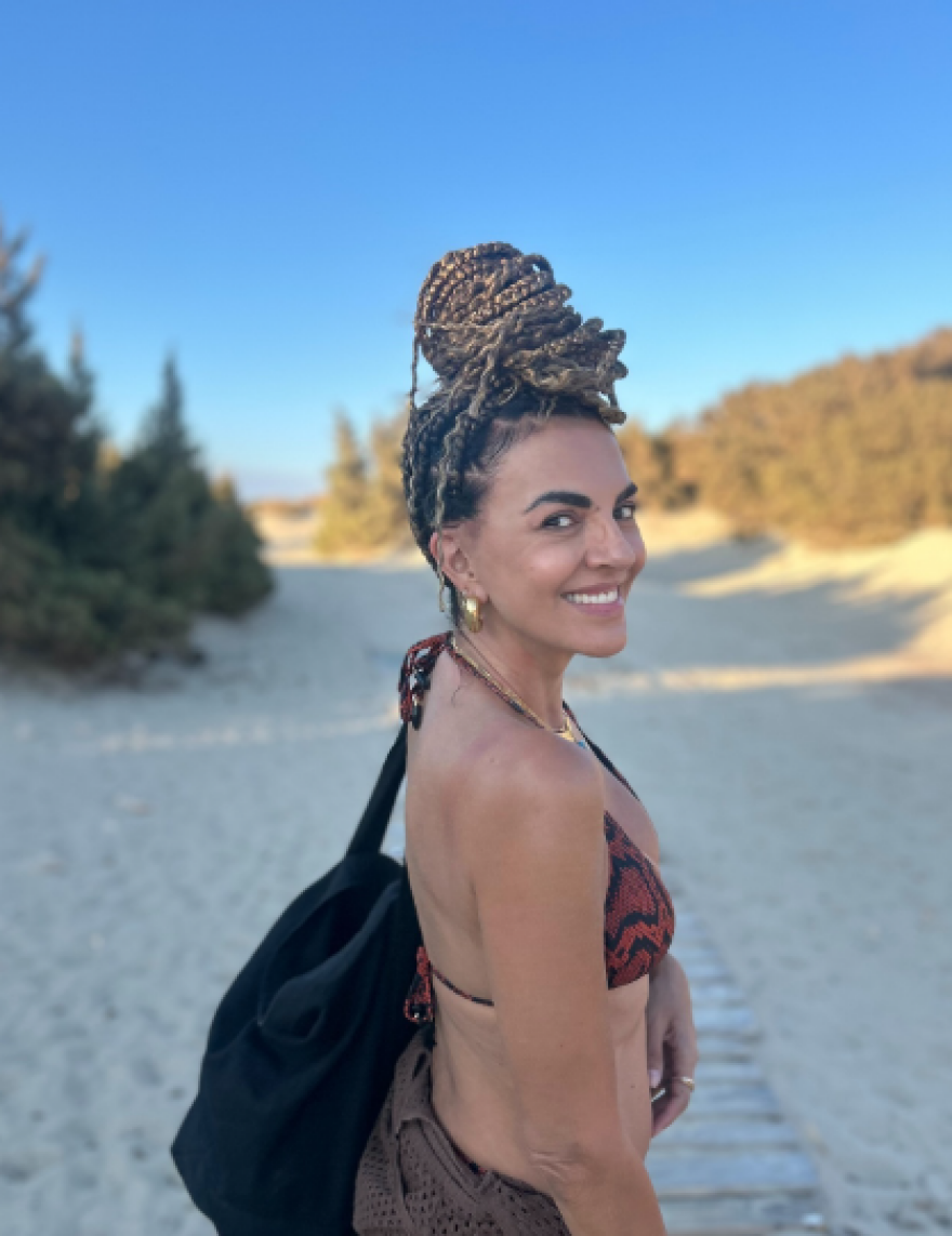 Μαρία Σολωμού: Γιορτάζει τον Δεκαπενταύγουστο στην Ελαφόνησο 