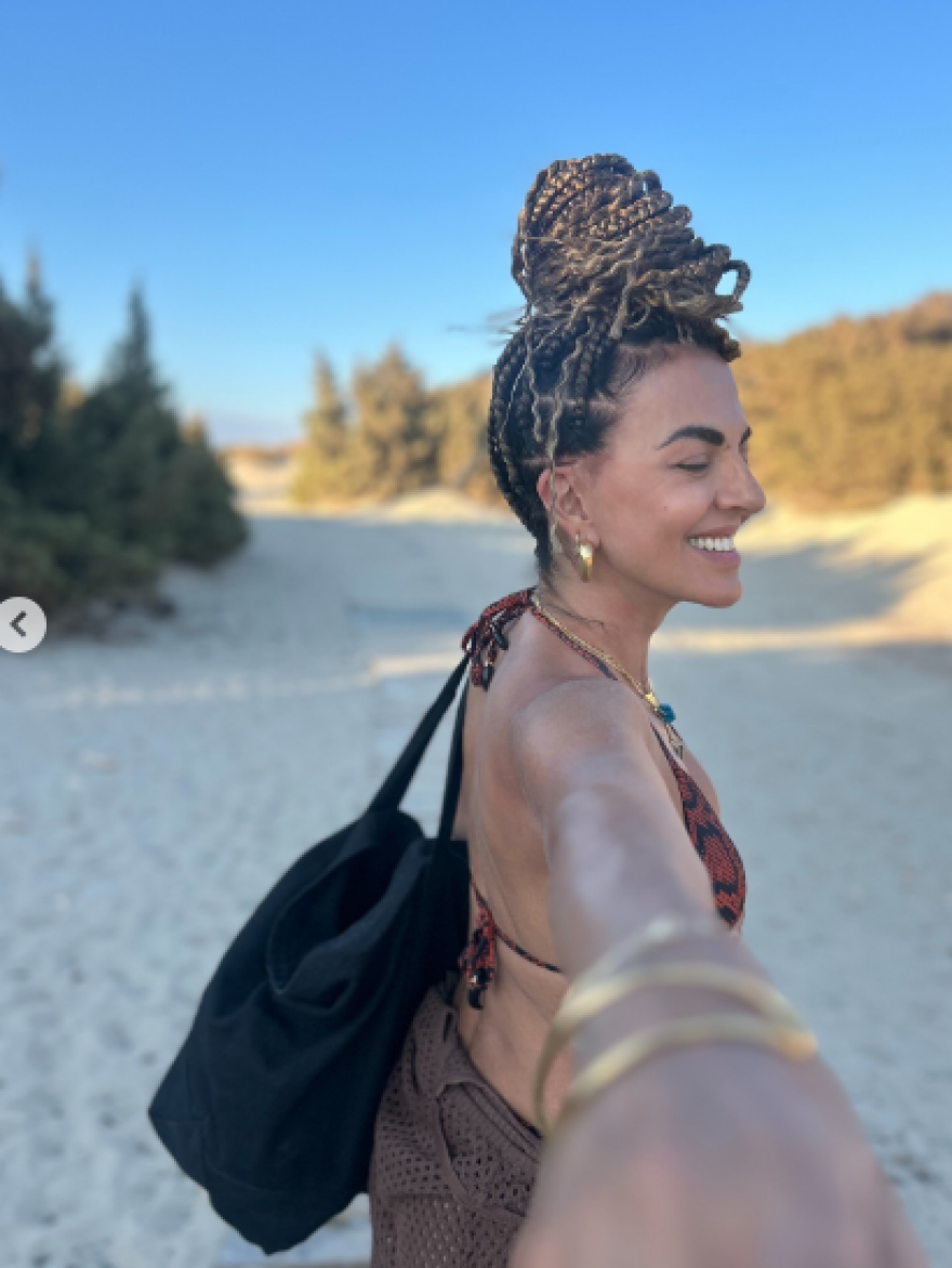 Μαρία Σολωμού: Γιορτάζει τον Δεκαπενταύγουστο στην Ελαφόνησο 