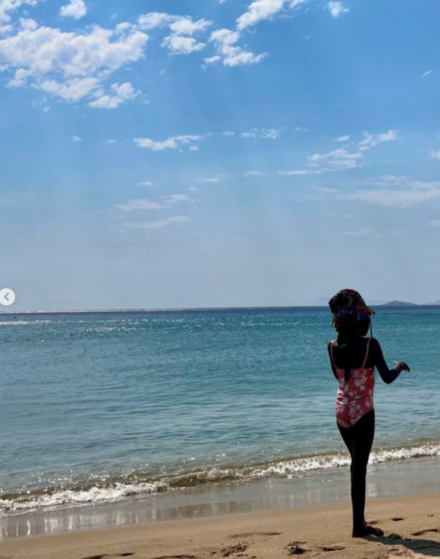 Χριστίνα Κοντοβά: Επέστρεψε στη Νάξο με την κόρη της