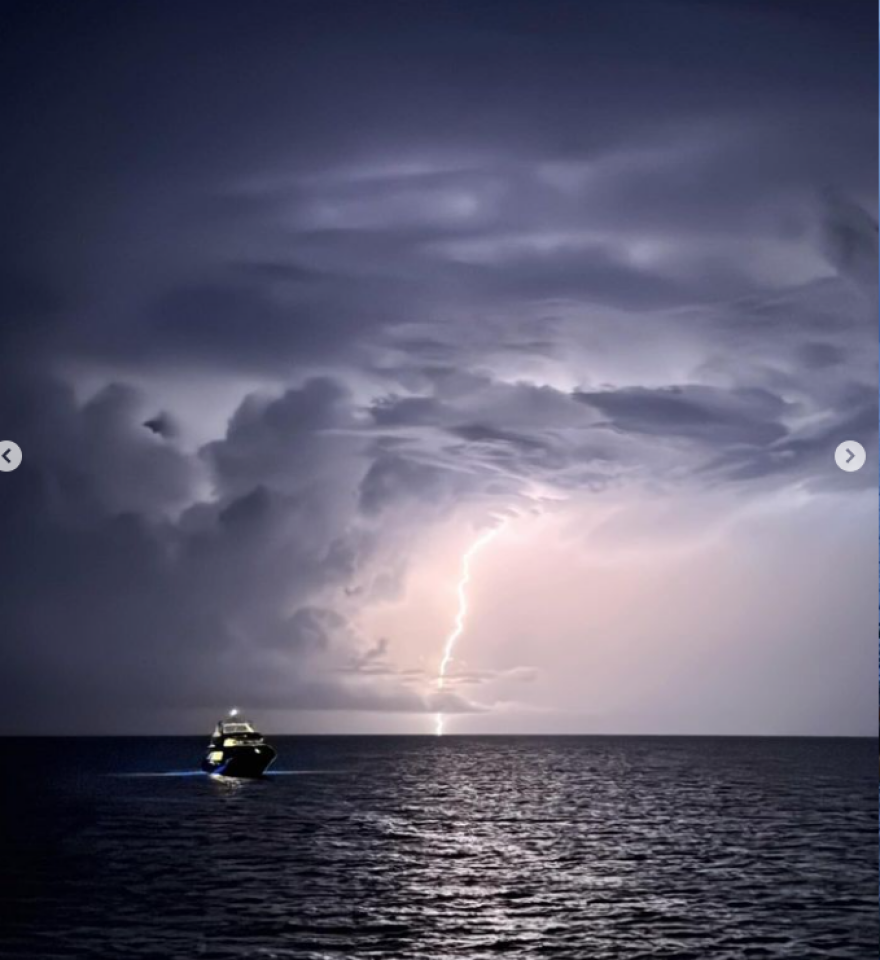 Κάιλι Τζένερ: Απολαμβάνει την... καταιγίδα στις νέες φωτογραφίες που ανέβασε