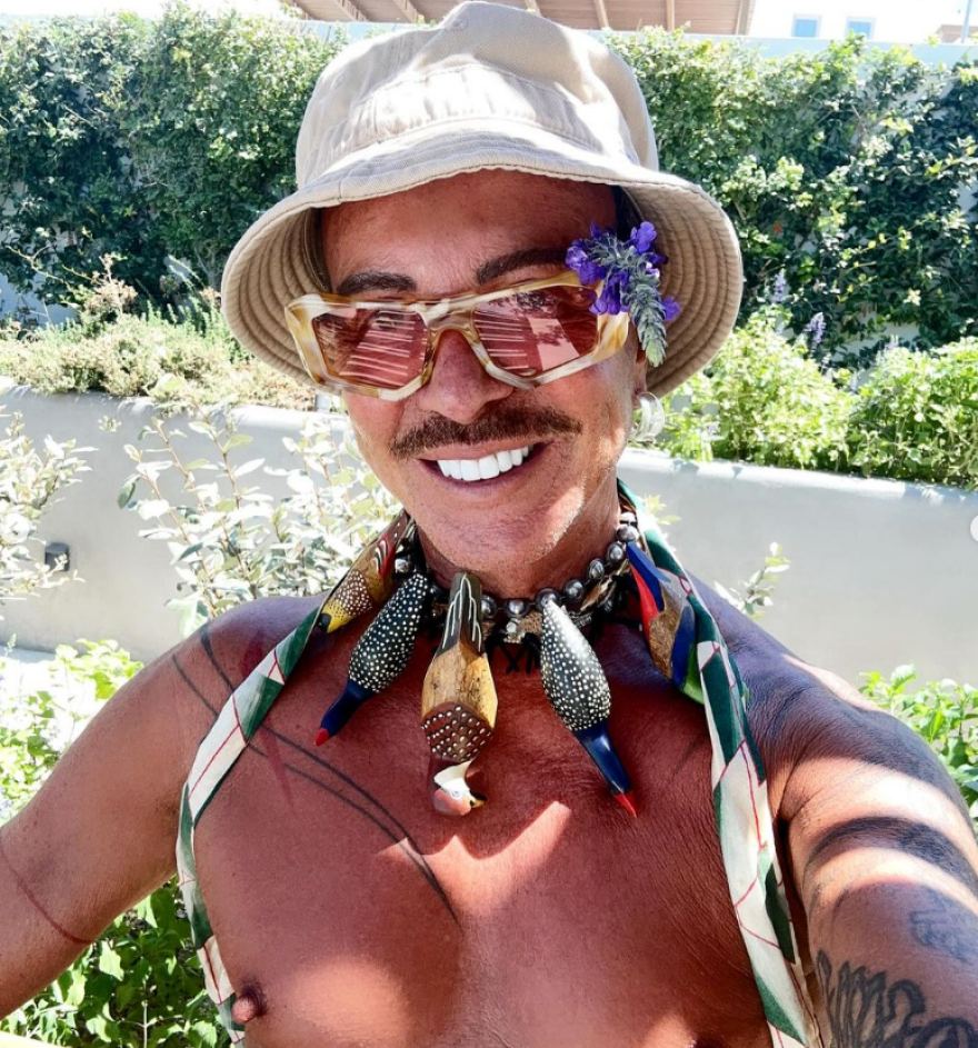 Λάκης Γαβαλάς: Ήρθα για προσκύνημα στην Παναγιά την Εκατονταπυλιανή, γράφει από την Πάρο