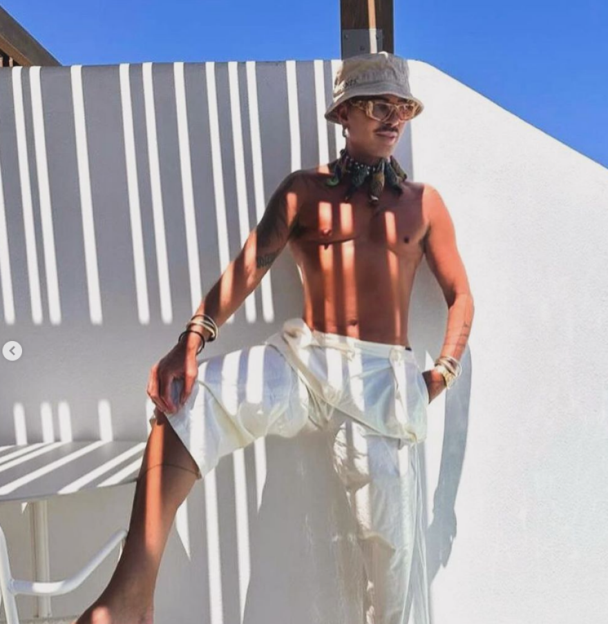 Λάκης Γαβαλάς: Ήρθα για προσκύνημα στην Παναγιά την Εκατονταπυλιανή, γράφει από την Πάρο