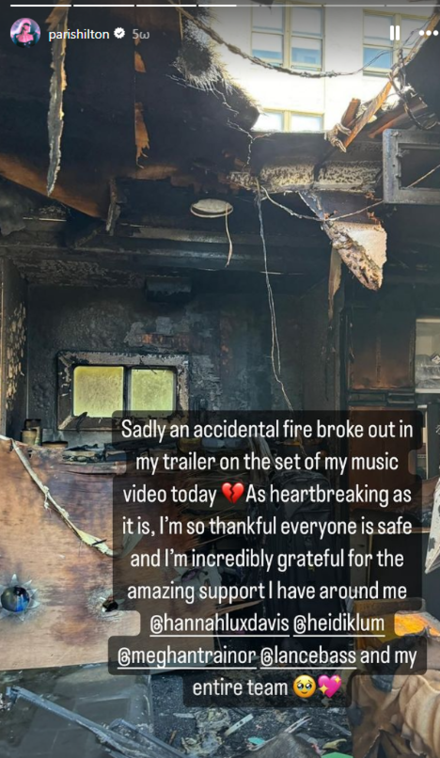 Πάρις Χίλτον: Πήρε φωτιά τροχόσπιτο στα γυρίσματα του νέου της βιντεοκλίπ - Δείτε βίντεο
