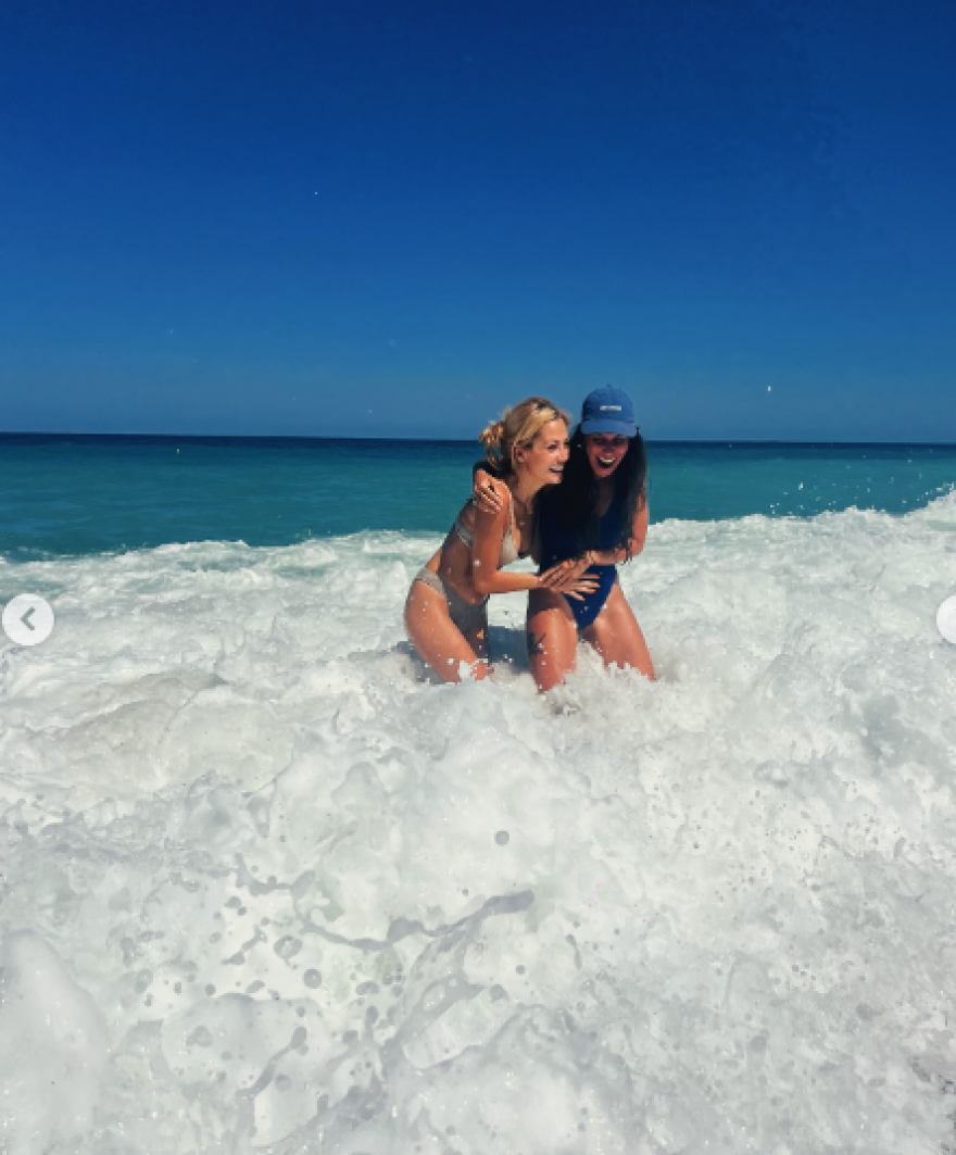 Ελένη Βουλγαράκη: Περνά χρόνο με την παρέα της στο Πήλιο - Δείτε φωτογραφίες