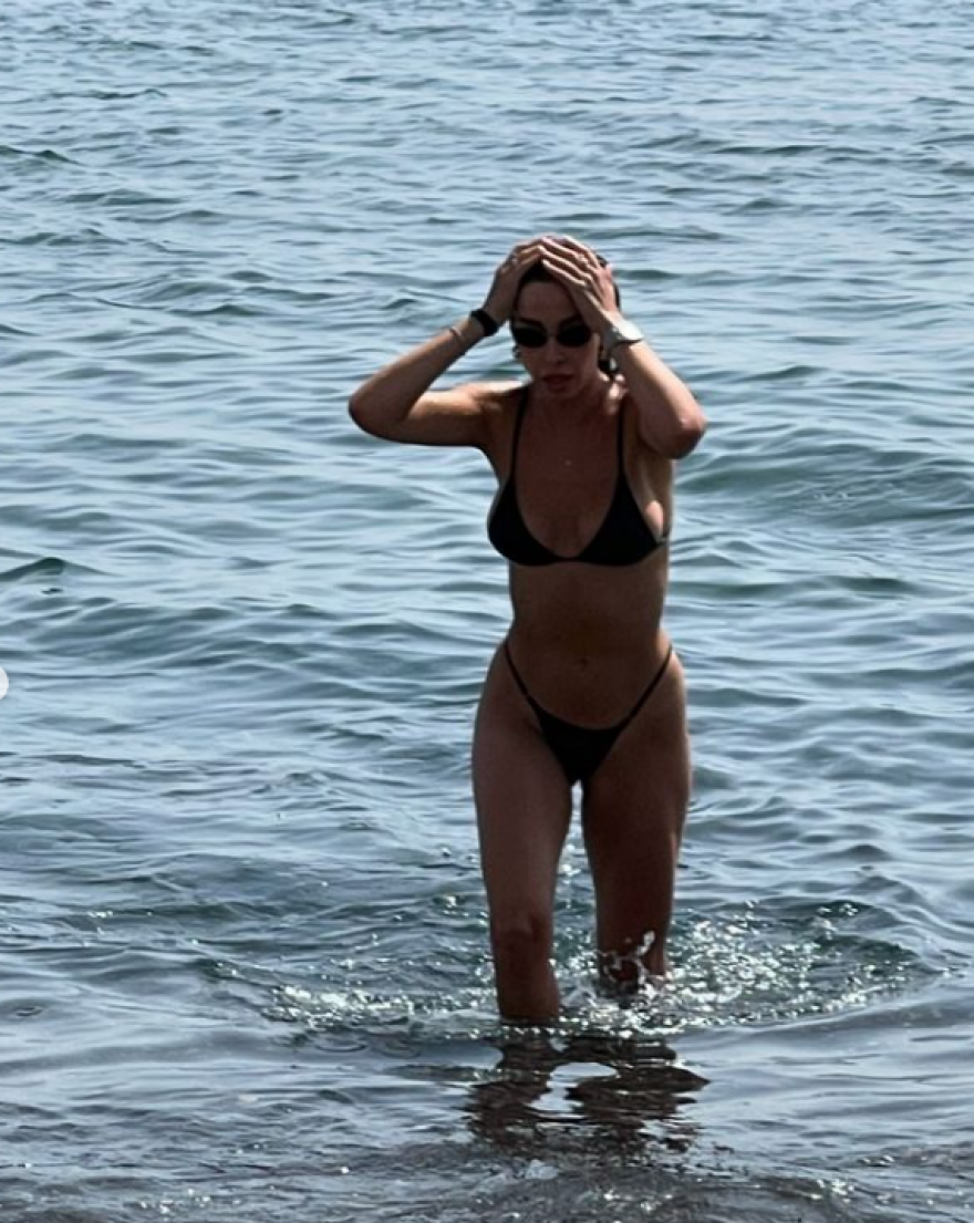 Ελένη Φουρέιρα: Αισθάνομαι σαν το κορίτσι του Τζέιμς Μποντ, γράφει για φωτογραφίες της με μαγιό