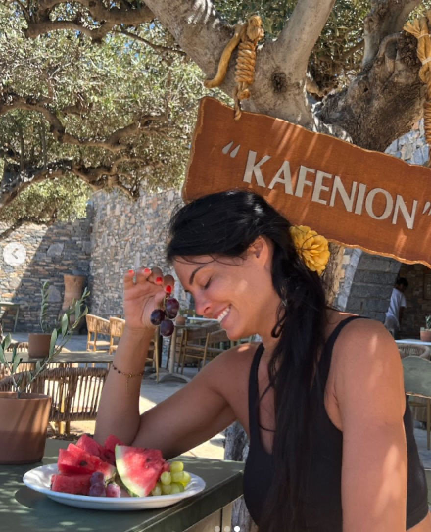 Μαρία Κορινθίου: Περνά τον Αύγουστο στην Κρήτη και ποζάρει στον φακό