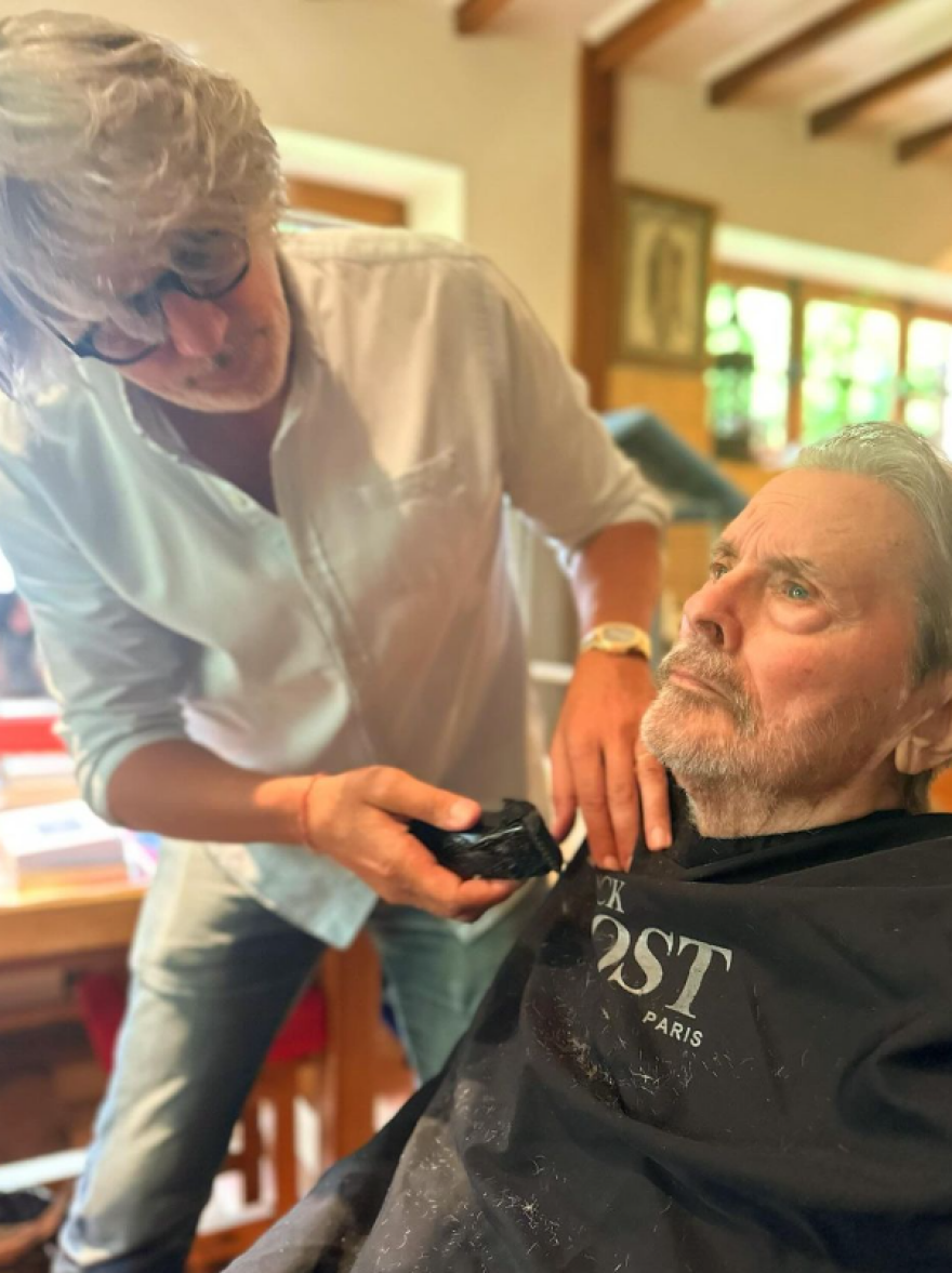 Αλέν Ντελόν: Οι τελευταίες φωτογραφίες του λίγο πριν πεθάνει - Τις δημοσίευσε η κόρη του