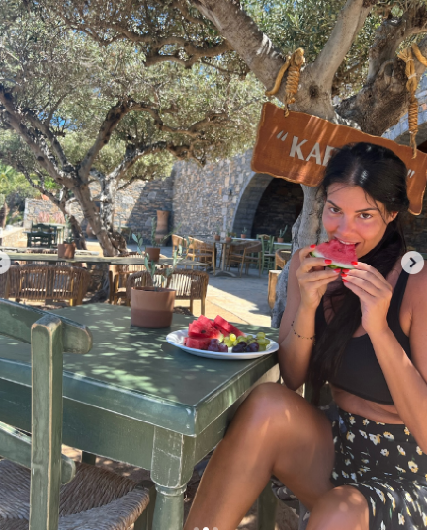 Μαρία Κορινθίου: Περνά τον Αύγουστο στην Κρήτη και ποζάρει στον φακό
