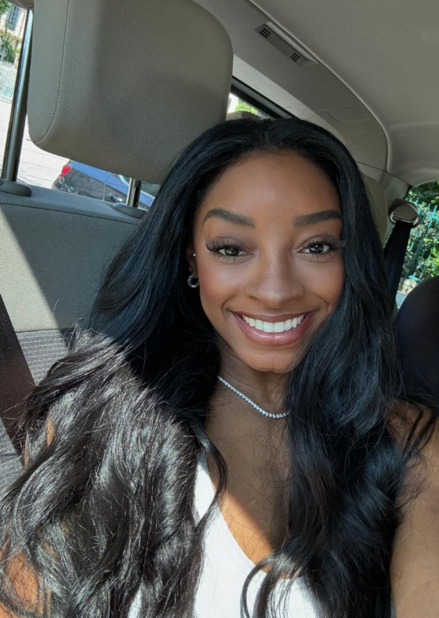 Σιμόν Μπάιλς: Απαντά με Prada, αλκοόλ και χορό στις κατηγορίες πως κάνει επίδειξη πλούτου ενώ η μητέρα της ζει στην ανέχεια