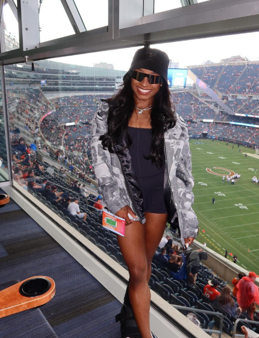 Σιμόν Μπάιλς: Απαντά με Prada, αλκοόλ και χορό στις κατηγορίες πως κάνει επίδειξη πλούτου ενώ η μητέρα της ζει στην ανέχεια