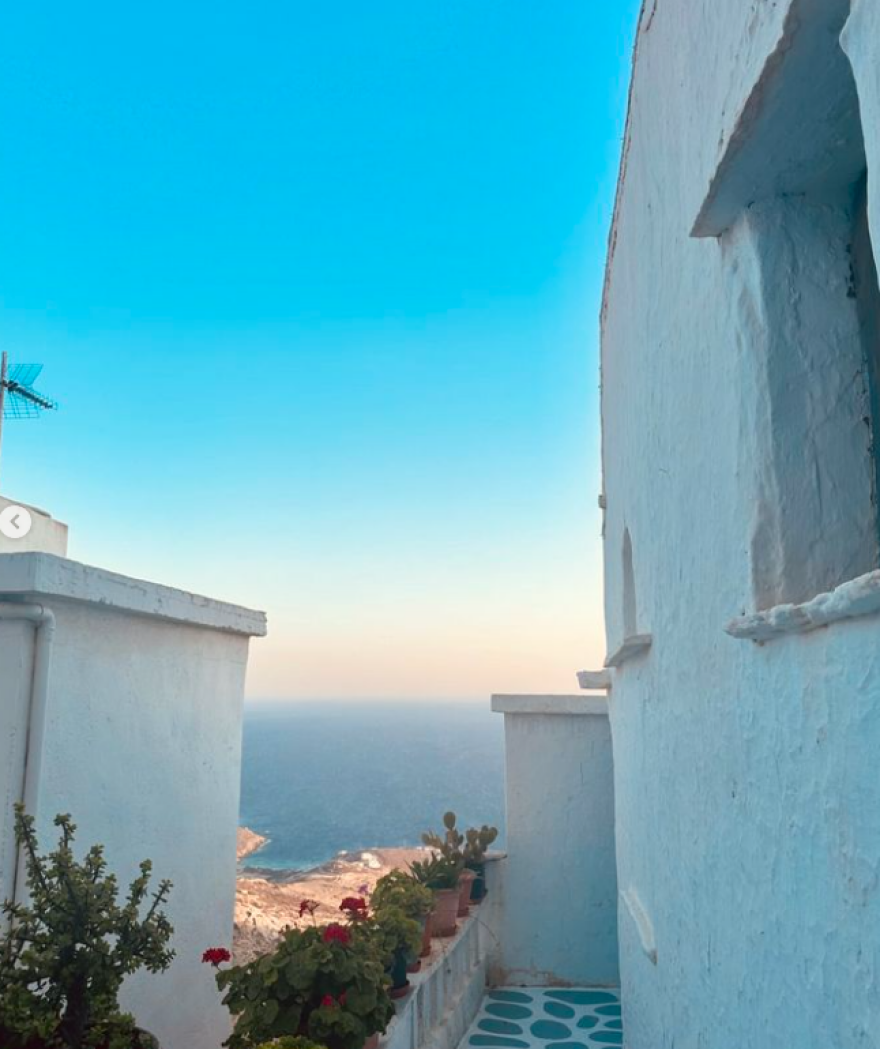 Γιάννης Κουκουράκης: Φωτογραφίζεται με μαγιό στο νησί που παραθερίζει