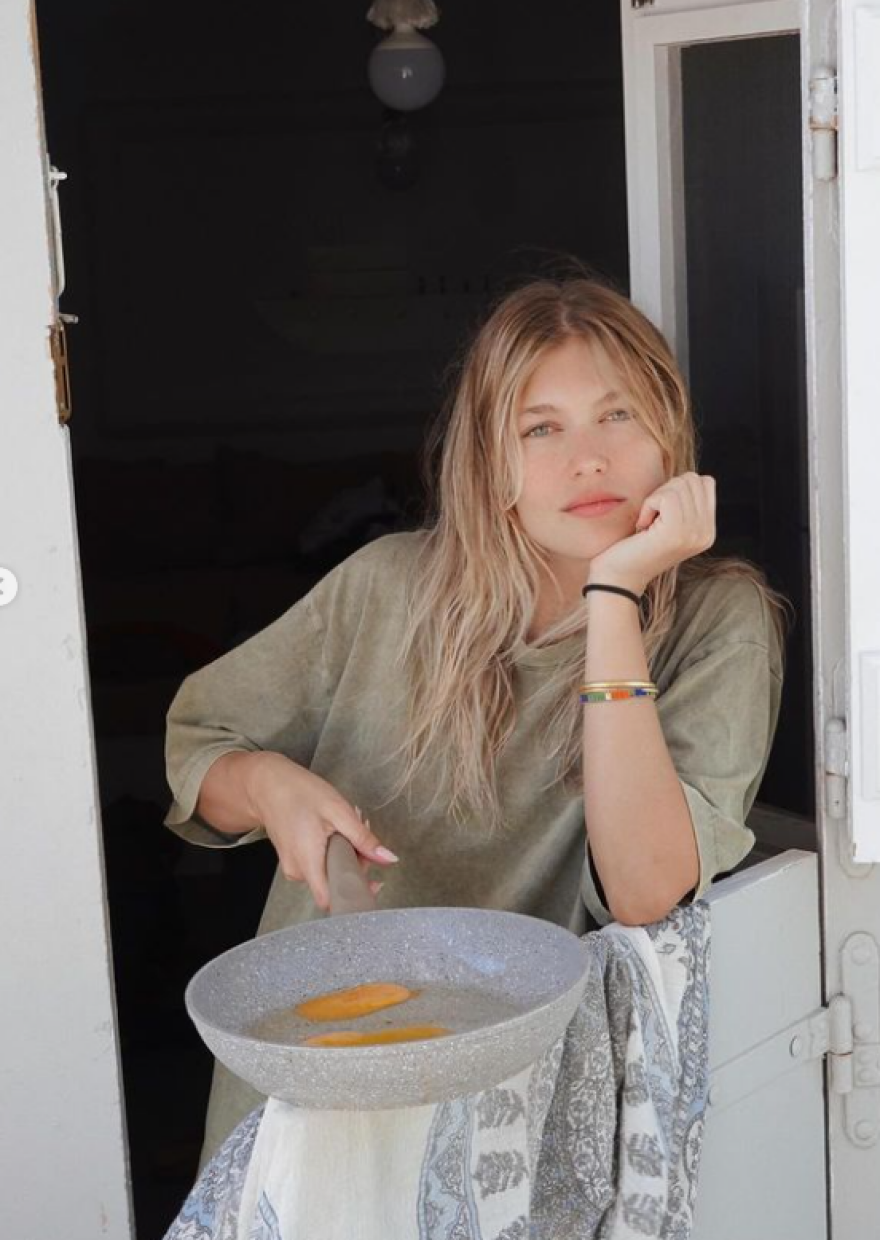 Κλέλια Ανδριολάτου: Κάνει γιόγκα με το μαγιό της στο φεγγαρόφως - Δείτε το βίντεο